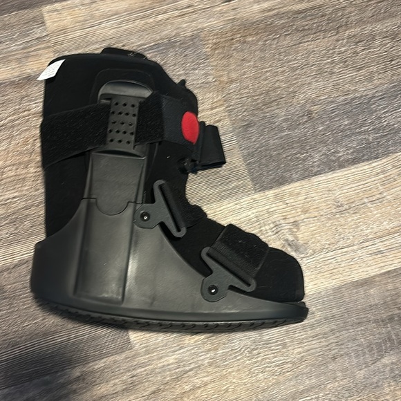 Air cast boot size medium (size 9) barely used - Picture 2 of 4
